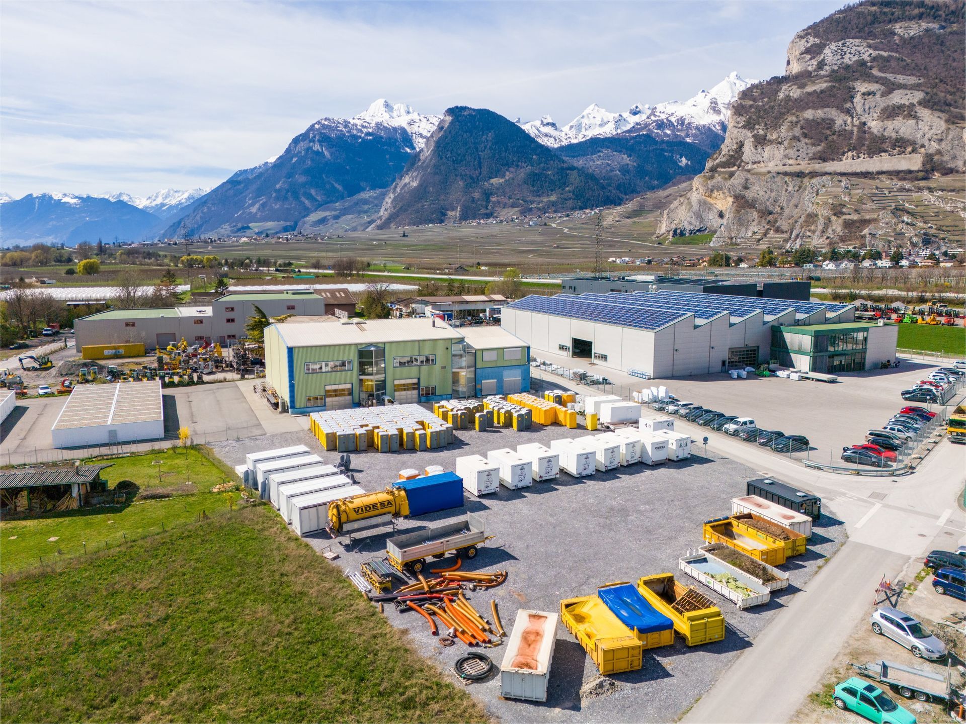 Une vue aérienne d'une grande zone industrielle avec des montagnes en arrière-plan.