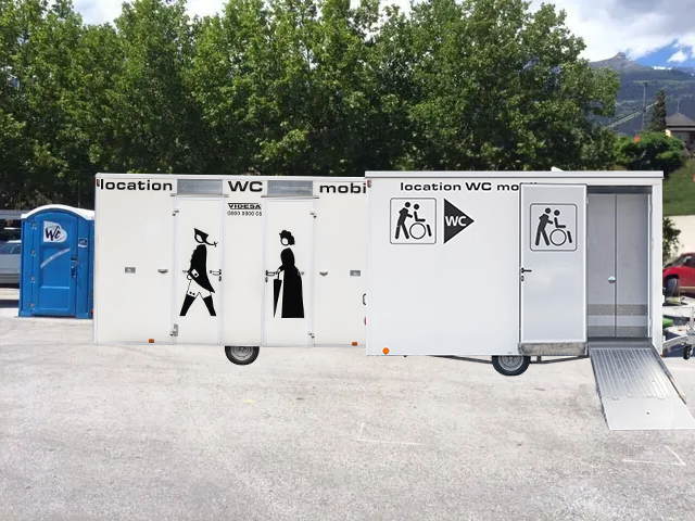 Une rangée de toilettes portables avec le mot emplacement sur le côté