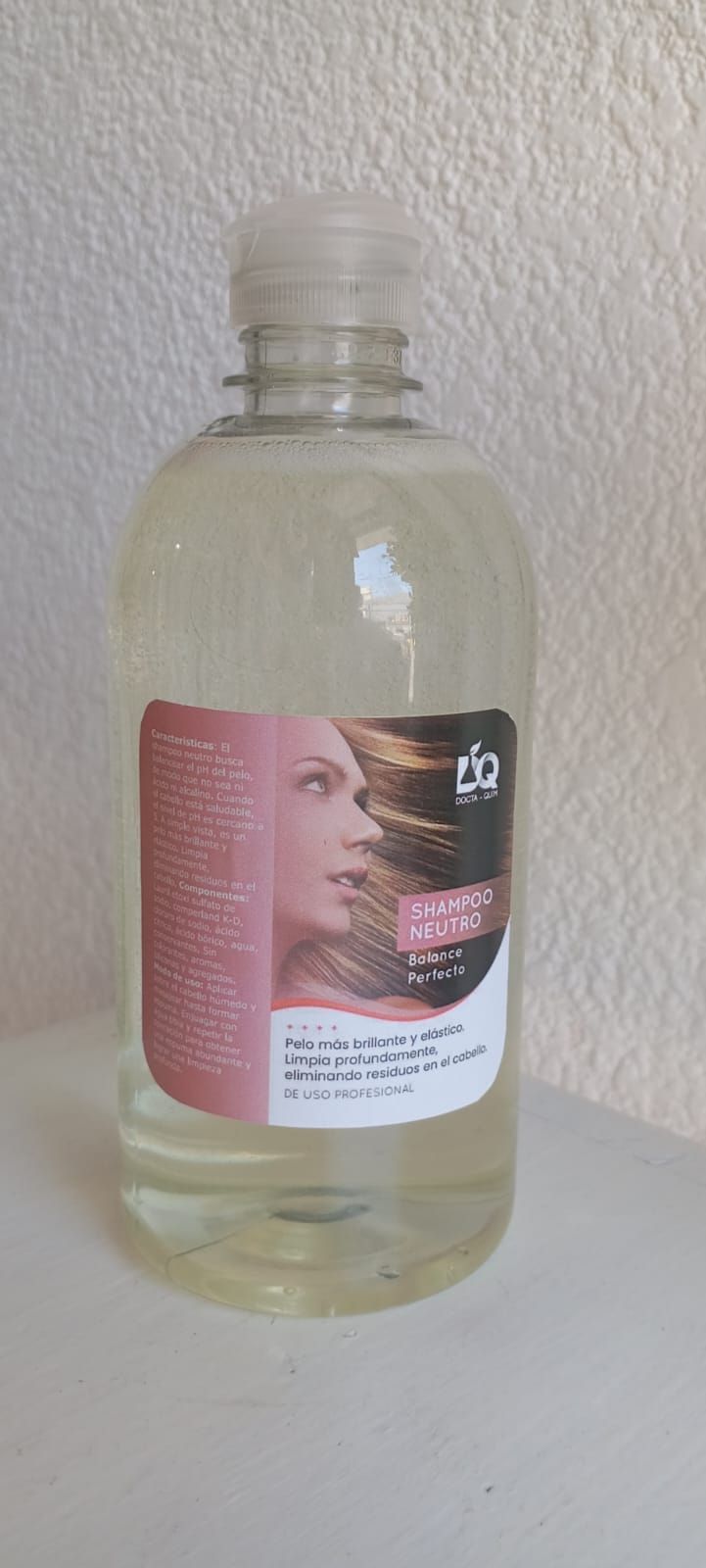 Botella de plástico transparente con una etiqueta que muestra el rostro de una mujer.