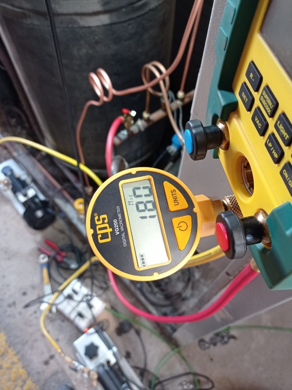 Un termómetro digital con el número 8181.