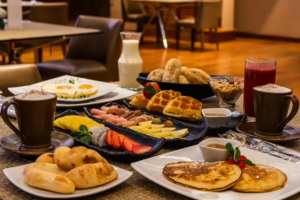Hotel Rosales Plaza Bogotá cerca de centros empresariales y restaurantes, opción ideal para hospedar asistentes a eventos.