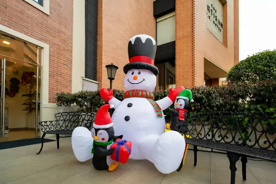 Ambiente navideño en Bogotá durante diciembre, con el Hotel Rosales Plaza como opción de hospedaje cercana a los planes de la ciudad.