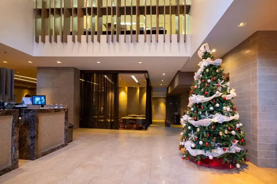 Fachada del Hotel Rosales Plaza en el norte de Bogotá, ideal para hospedarse en diciembre y explorar la ciudad.