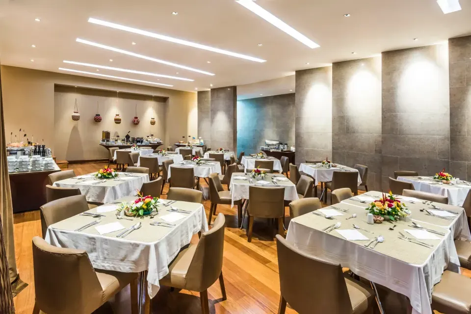Hotel Rosales Plaza Bogotá cerca de centros empresariales y restaurantes, opción ideal para hospedar asistentes a eventos