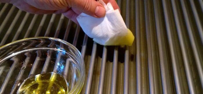 Cleaning grill with oil