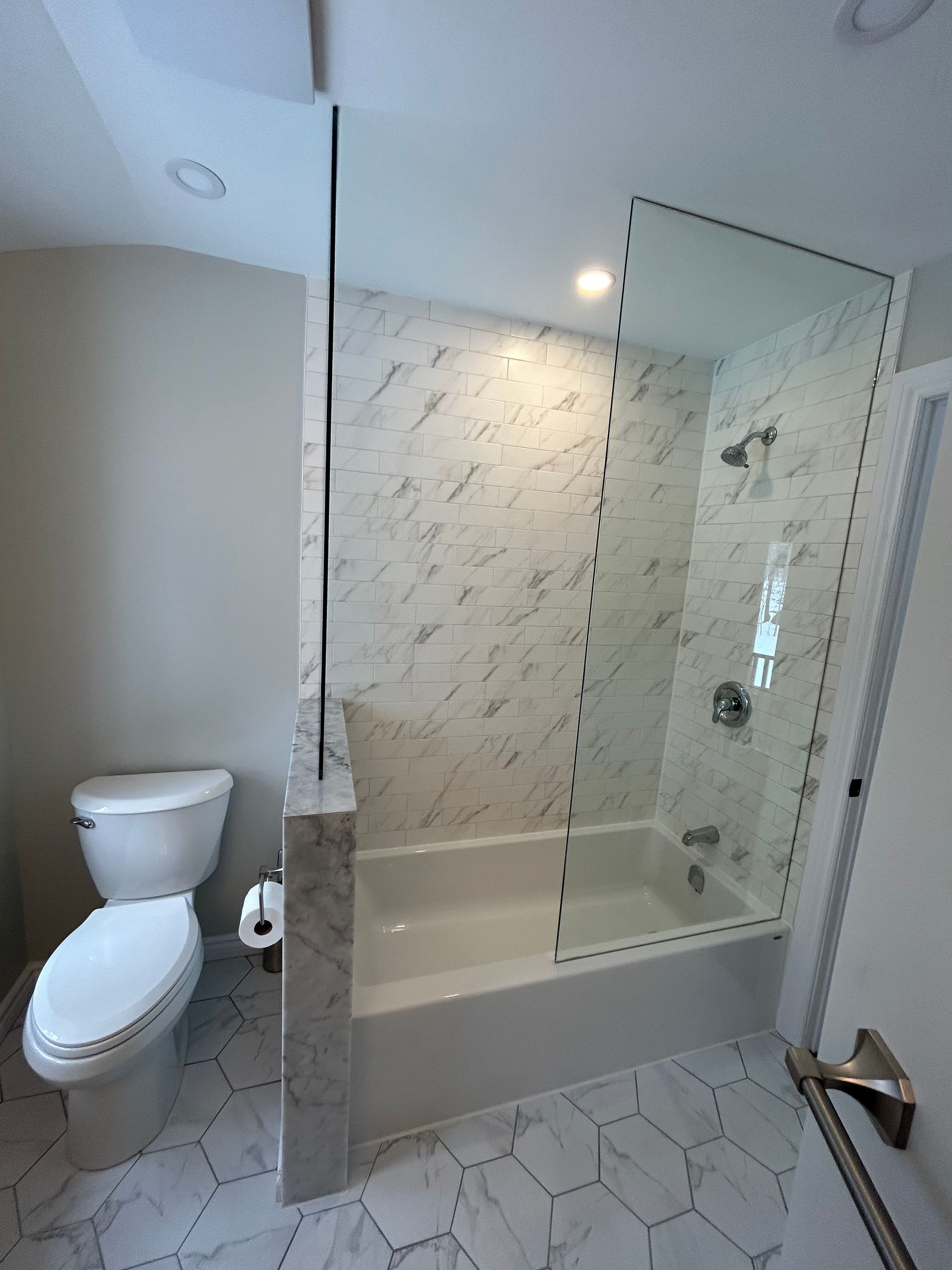 A bathroom with a toilet , bathtub and shower.