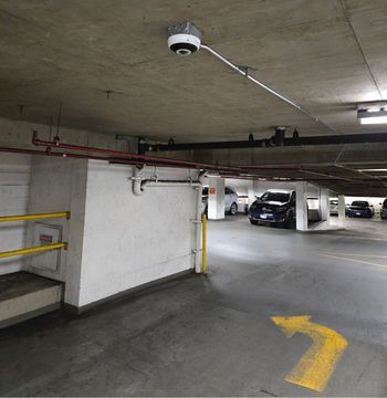 A parking garage with a yellow arrow pointing to the right