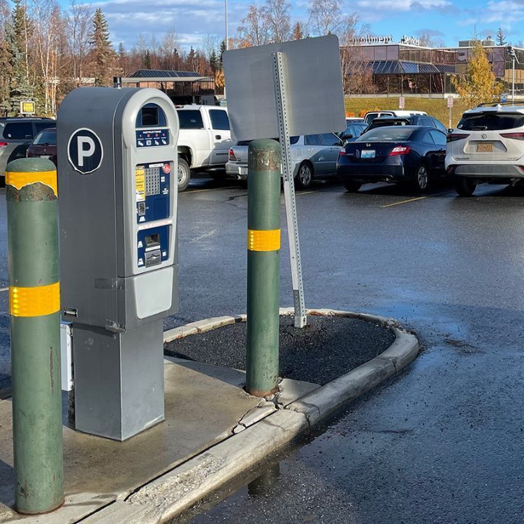 A parking meter with the letter p on it