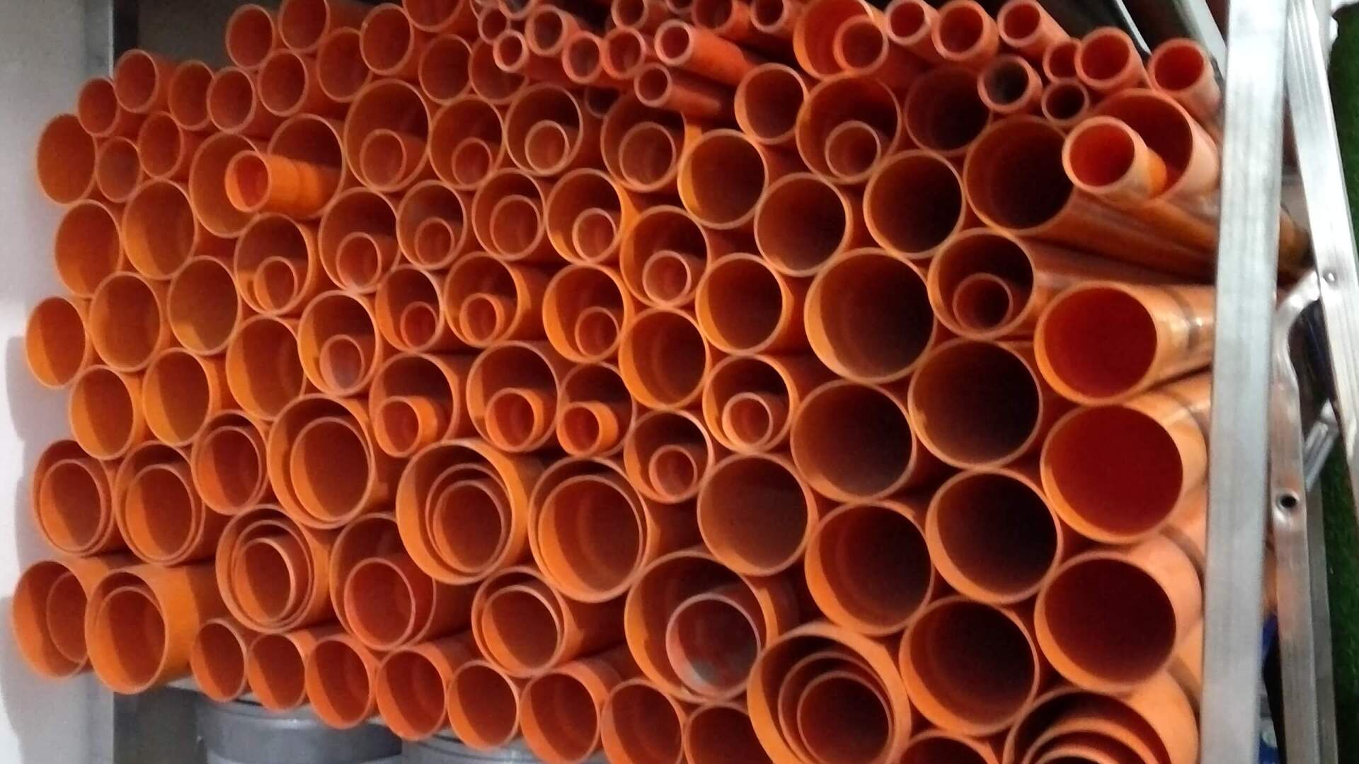 assortimento tubi in plastica