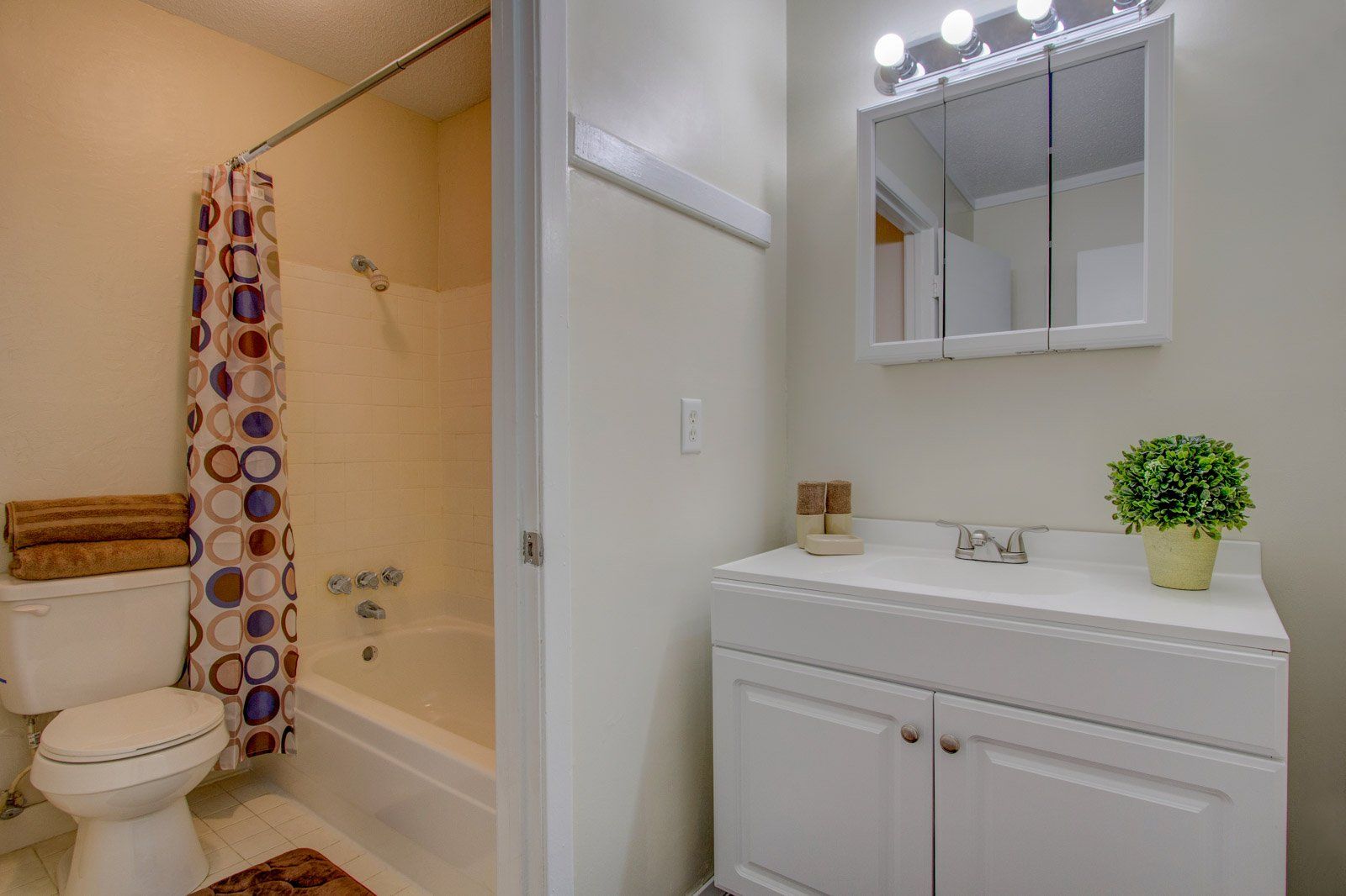 Bathroom | Melrose Apartments