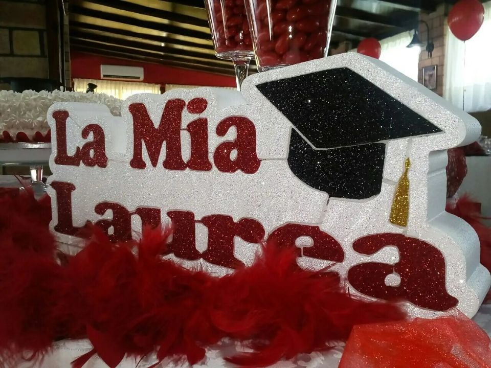 Tavolo decorato per festa di laurea