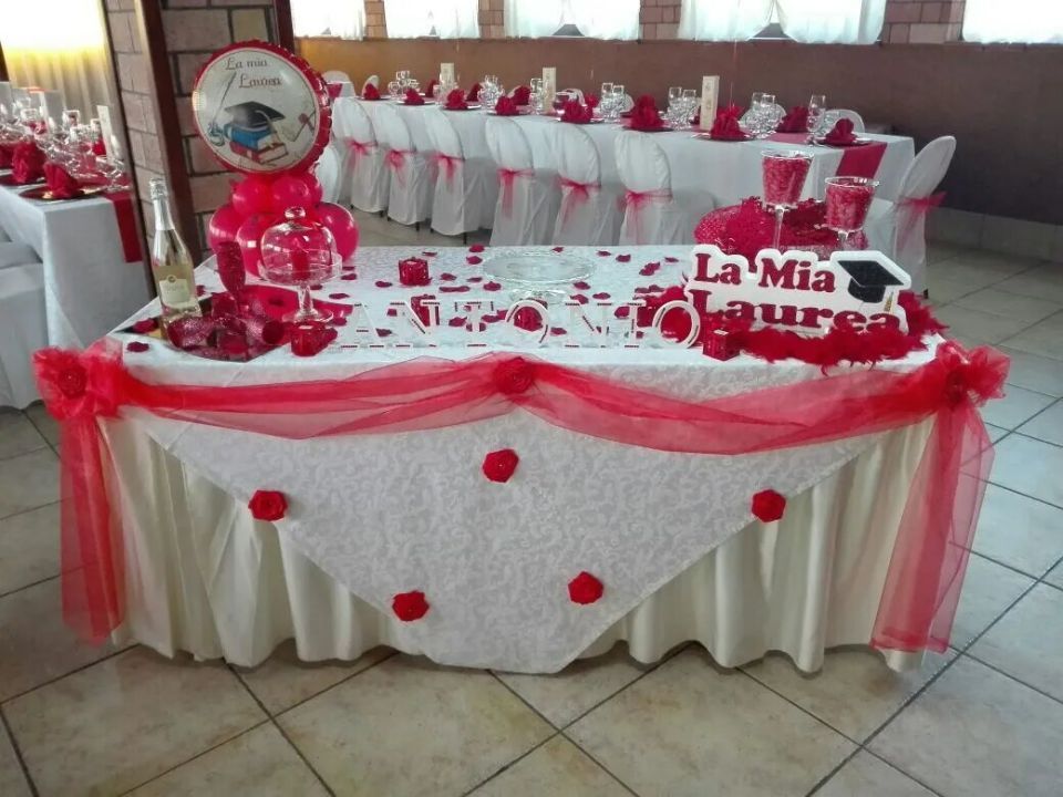 Tavolo decorato per laurea