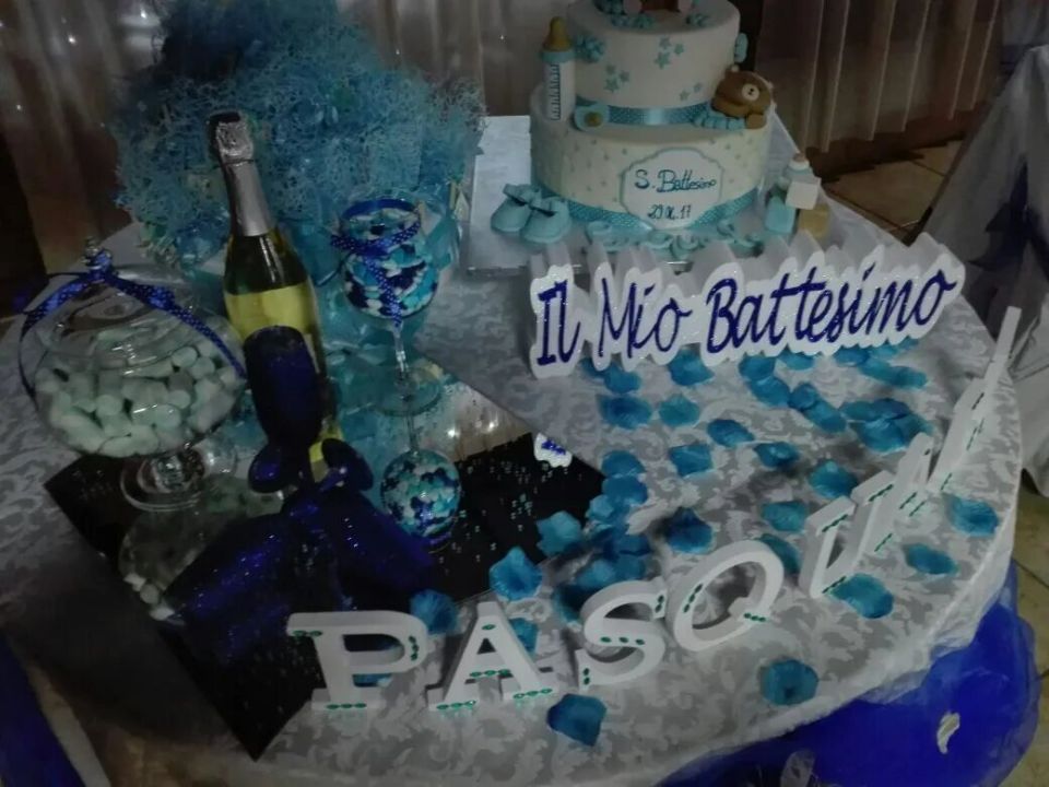 Tavolo con torta per battesimo