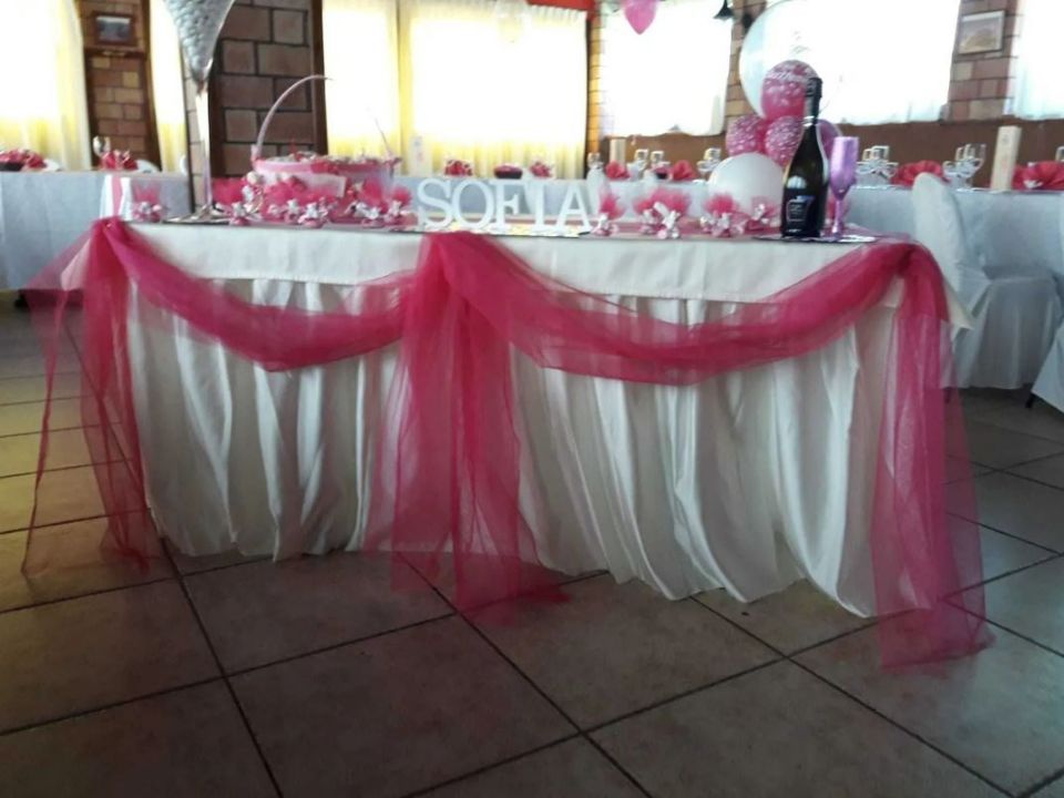 Tavolo decorato di rosa