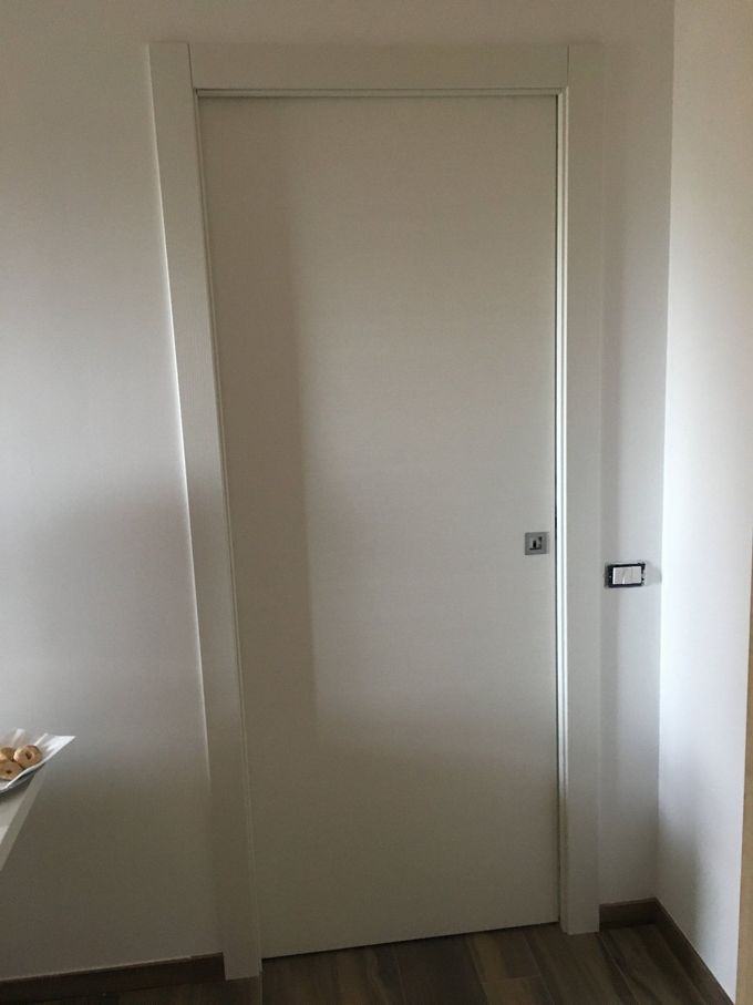 Una sala da pranzo con un lungo tavolo e sedie