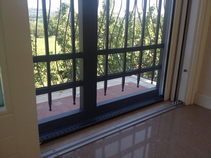 Una sala da pranzo con un lungo tavolo e sedie