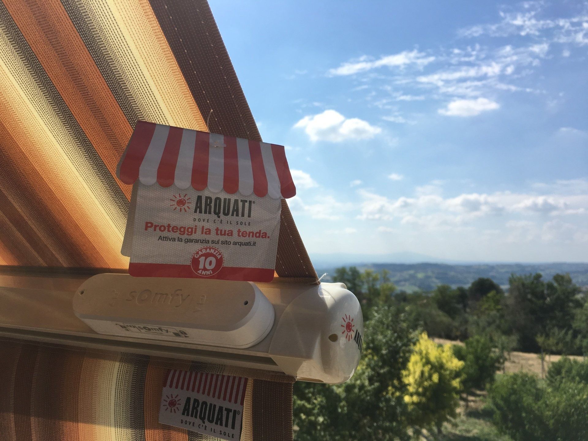 Una sala da pranzo con un lungo tavolo e sedie