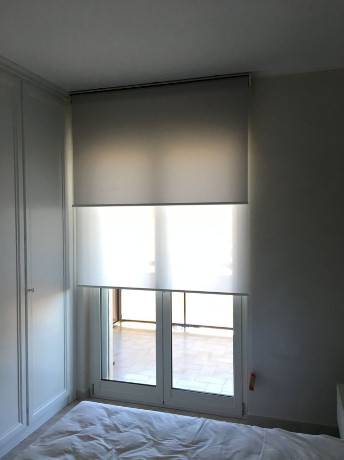 Una sala da pranzo con un lungo tavolo e sedie