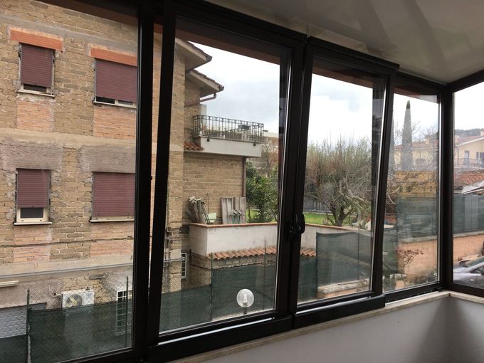 Una sala da pranzo con un lungo tavolo e sedie