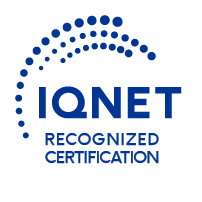 Logo di certificazione riconosciuto da IQNET in blu con arco tratteggiato sopra il testo