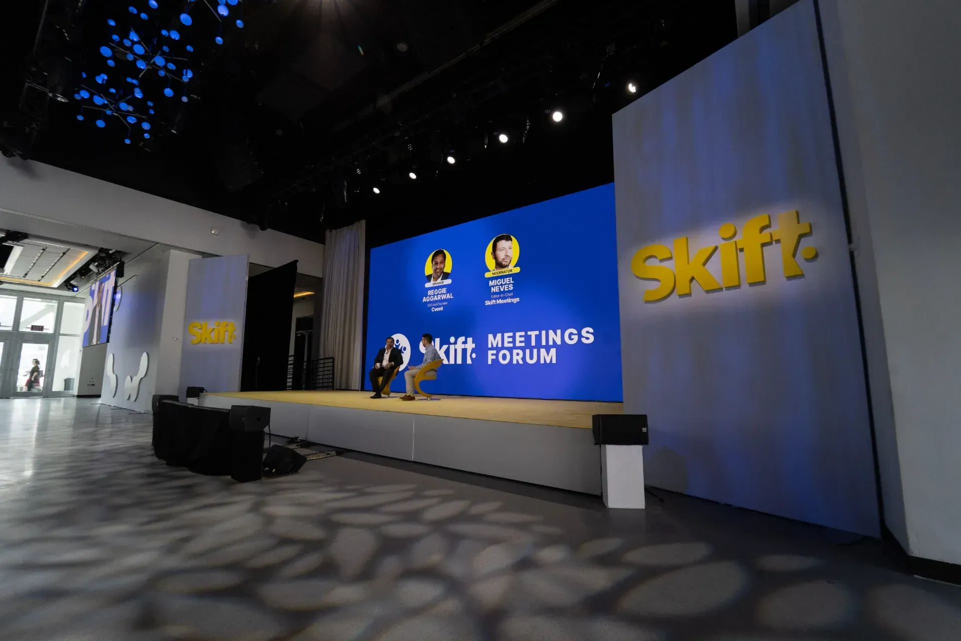 A large screen with the word skift on it