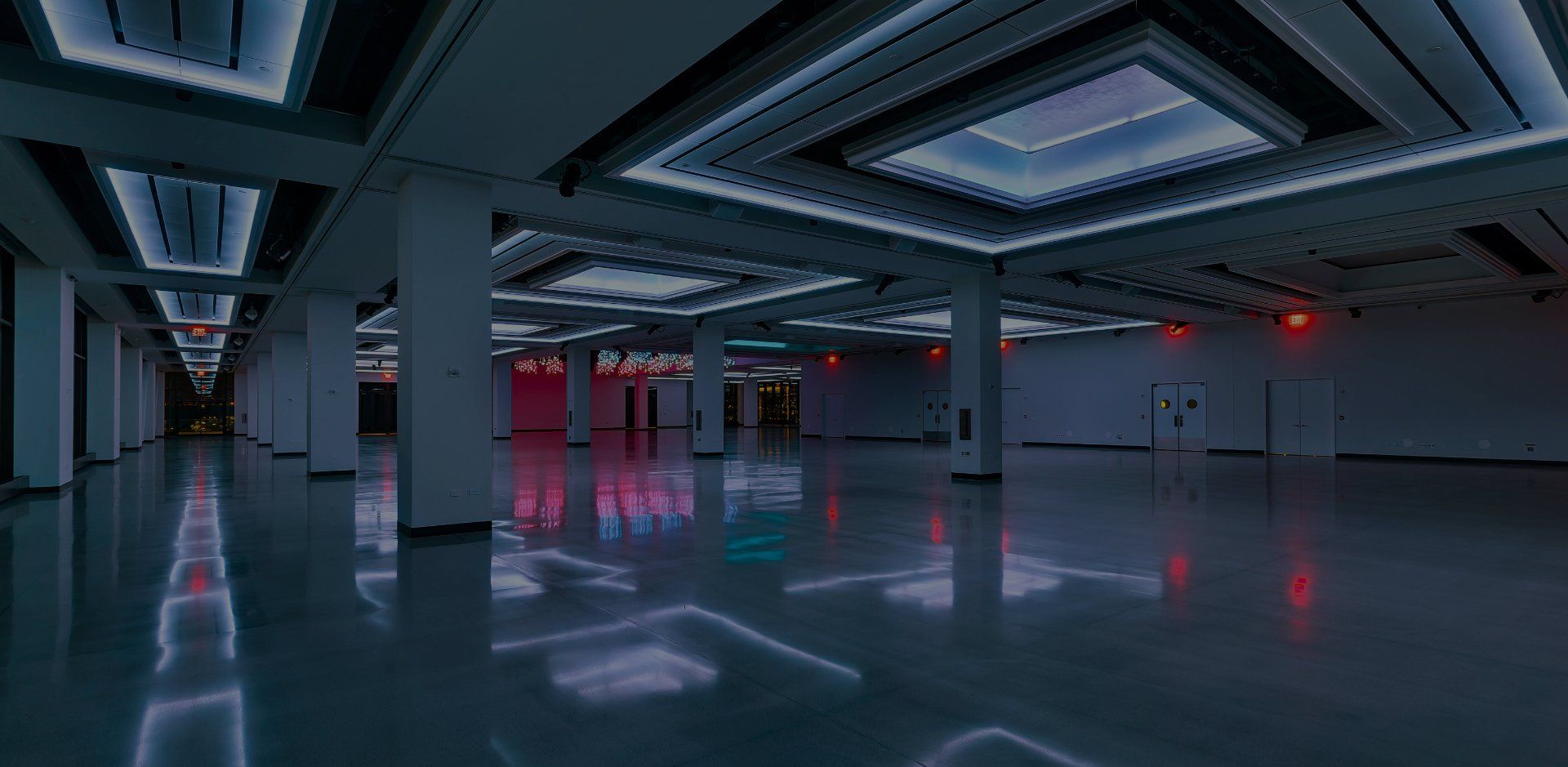 A large empty room with a lot of lights on the ceiling.