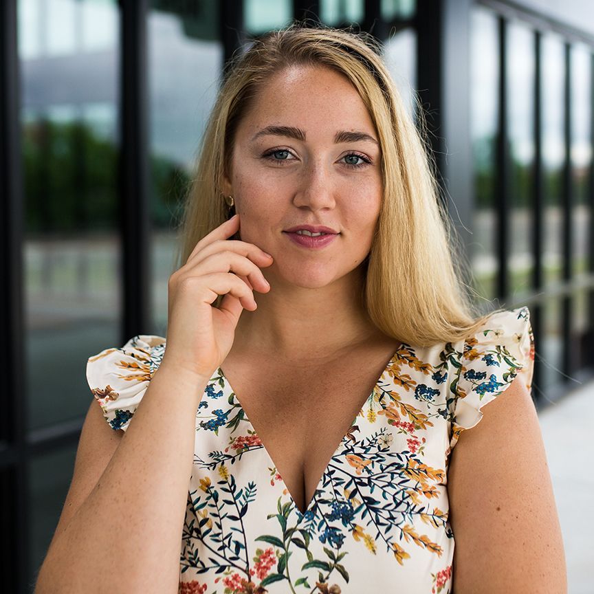 Stephanie Shelden Headshot