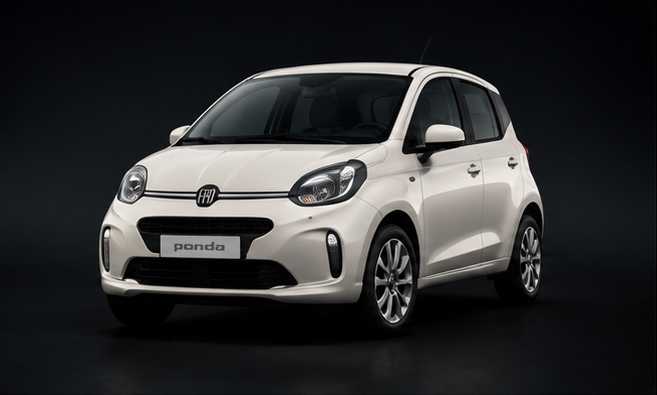 Volkswagen hatchback compatta bianca su sfondo scuro in studio, vista frontale di tre quarti.