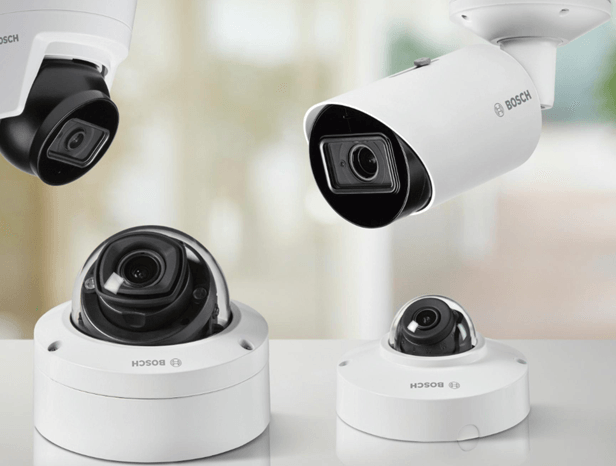 Op een tafel staan drie Bosch beveiligingscamera's