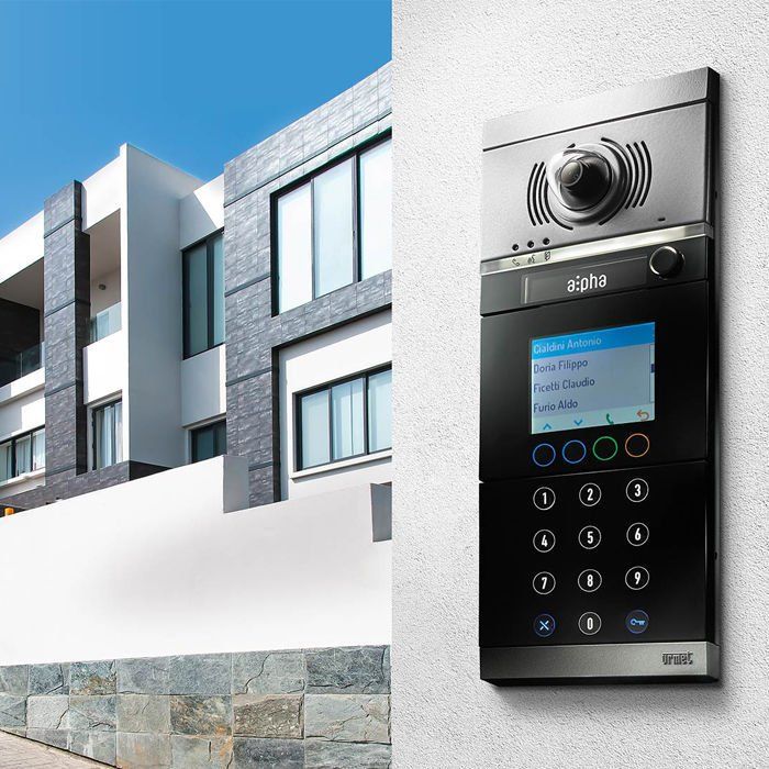 Een gebouw met een telefoon ernaast