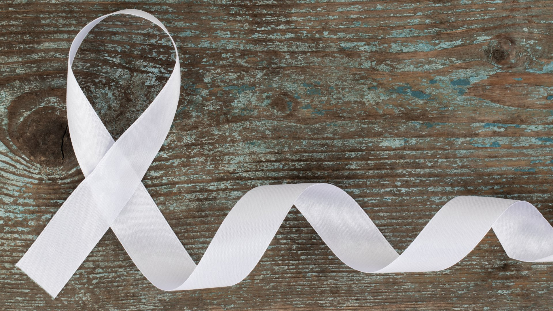 Значение белой ленты. Лента атласная 10 мм. Красивая лента в воздухе. Белая ленточка. Что значит белая лента на руке.