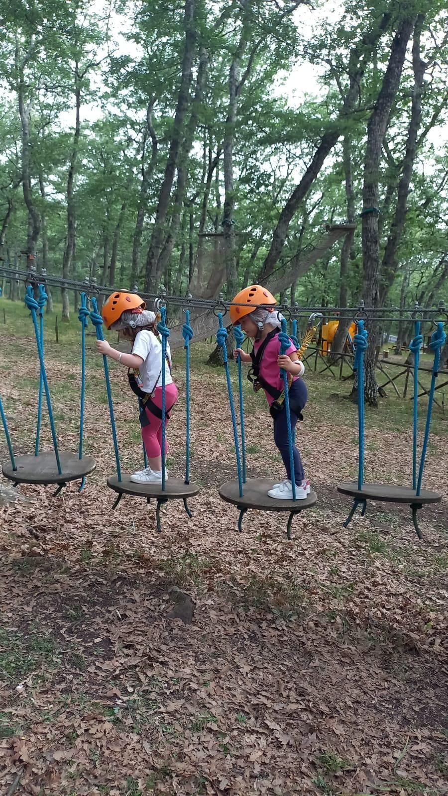 due bambini durante l'escursione