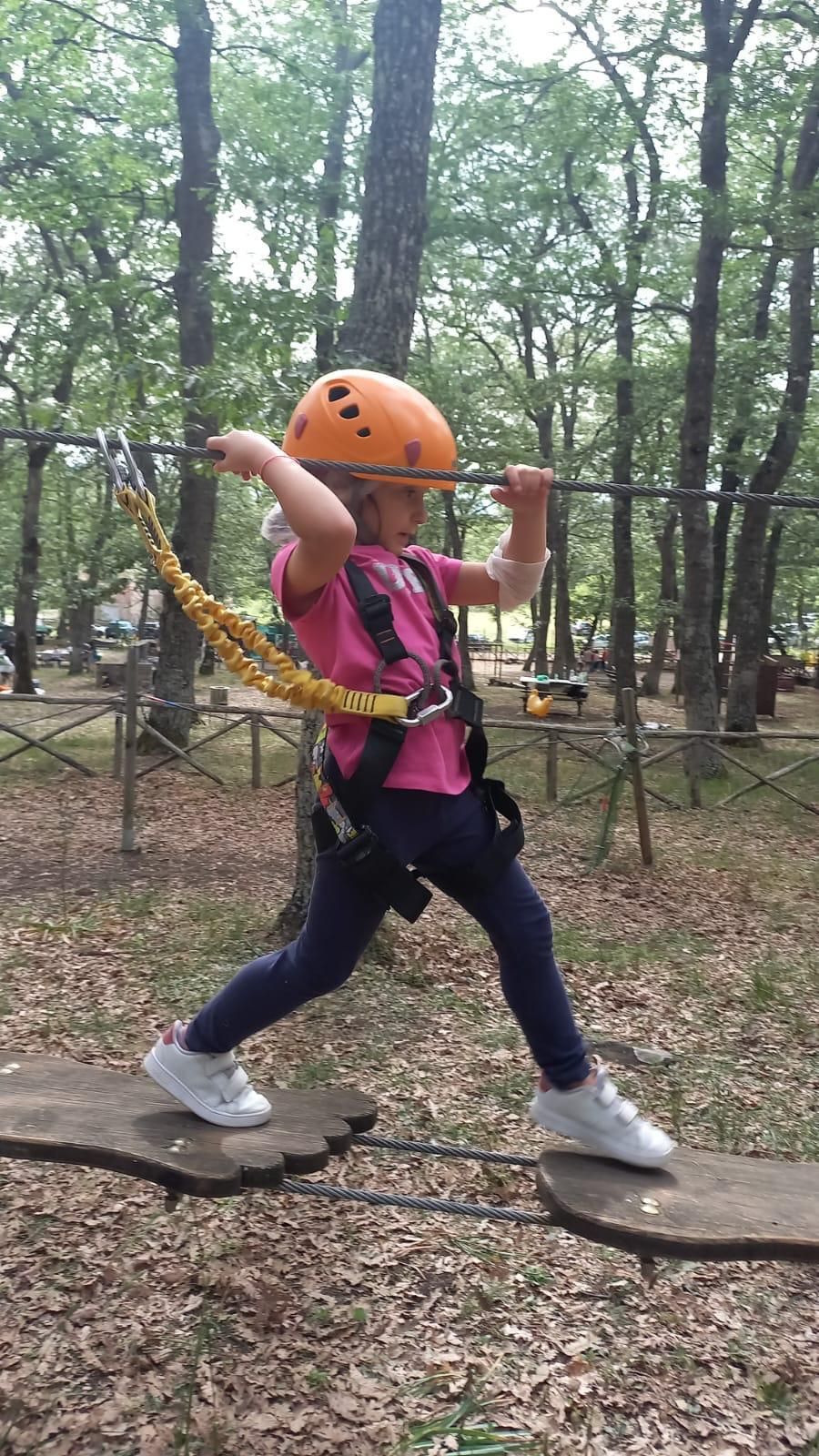 bambina su percorso avventura