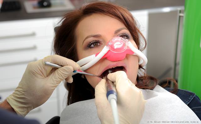 Patientin mit Nasenmaske für Lachgas