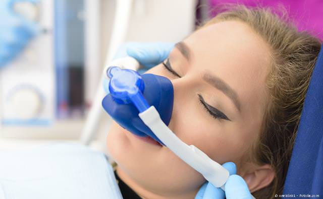 Lachgas-Sedierung bei einem Kind