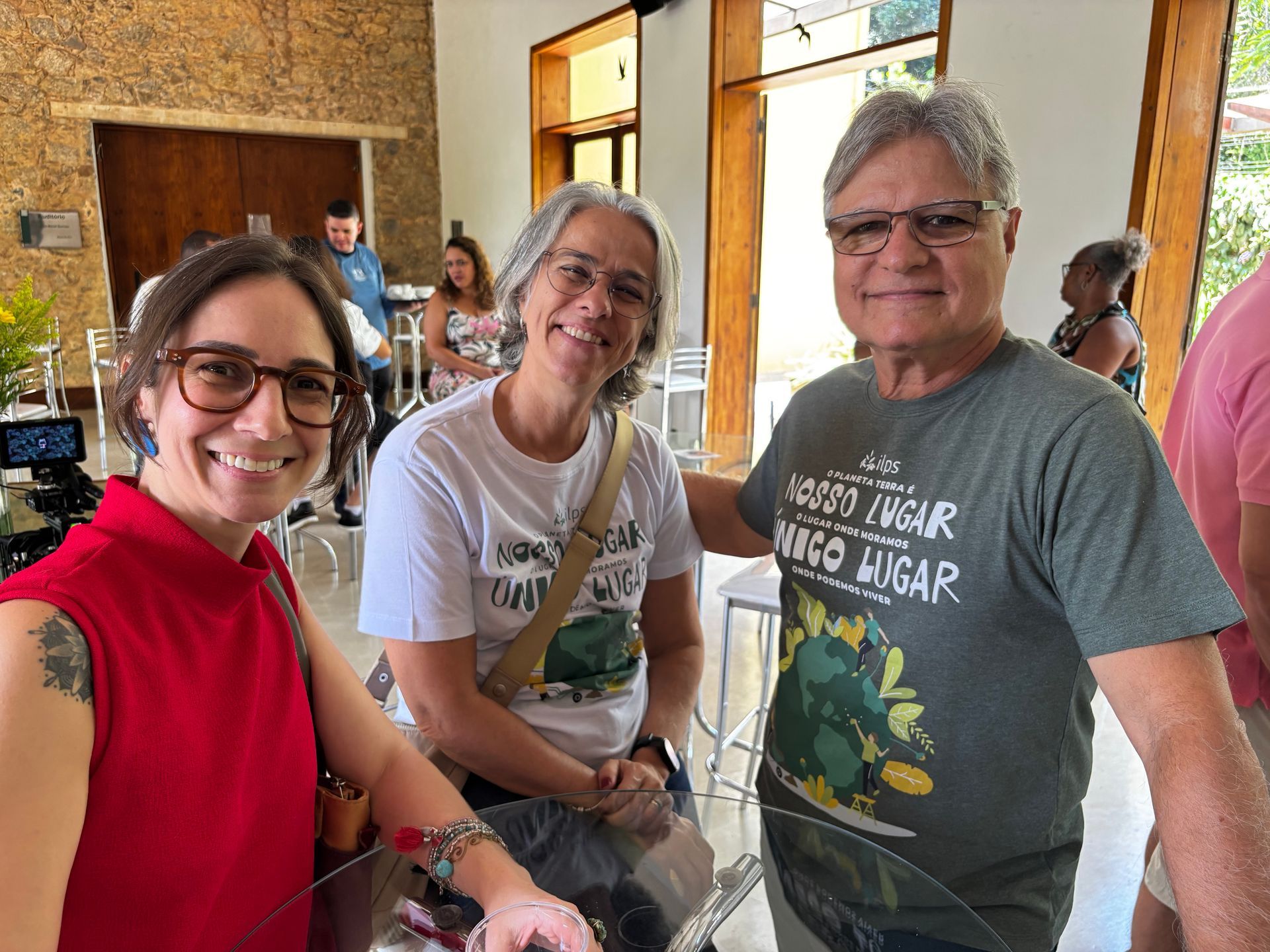 Duas mulheres estão próximas uma da outra e sorrindo para a câmera. uma das mulheres está vestindo uma camisa verde.