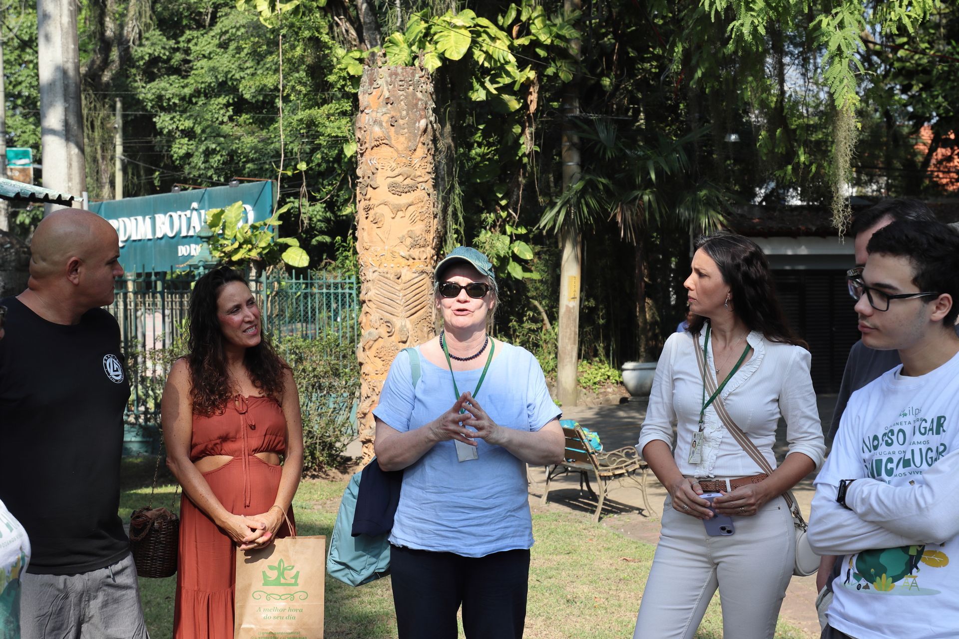 Um homem está segurando um papagaio verde na mão.