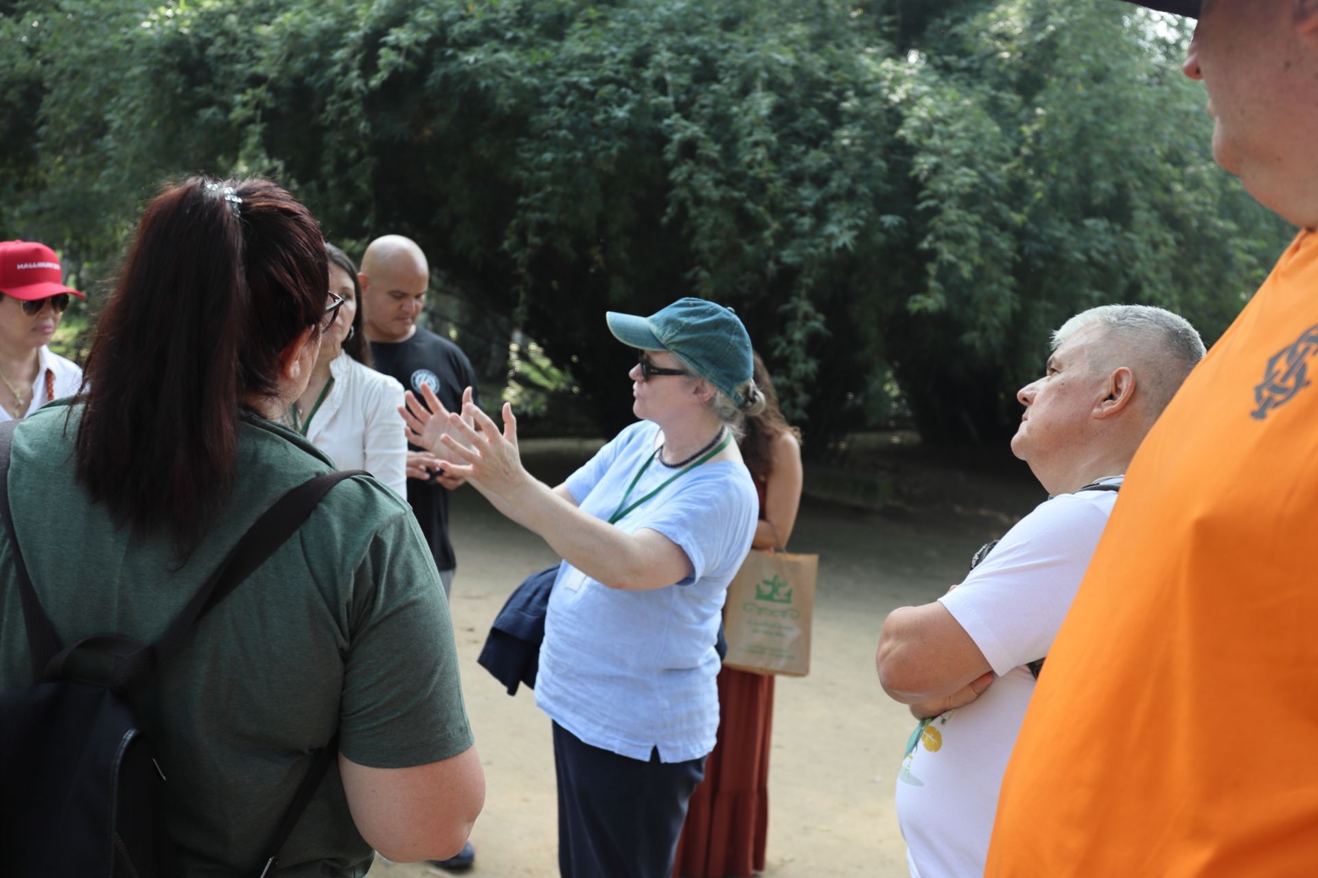 Um homem está em frente a uma tela grande com a imagem de um pássaro
