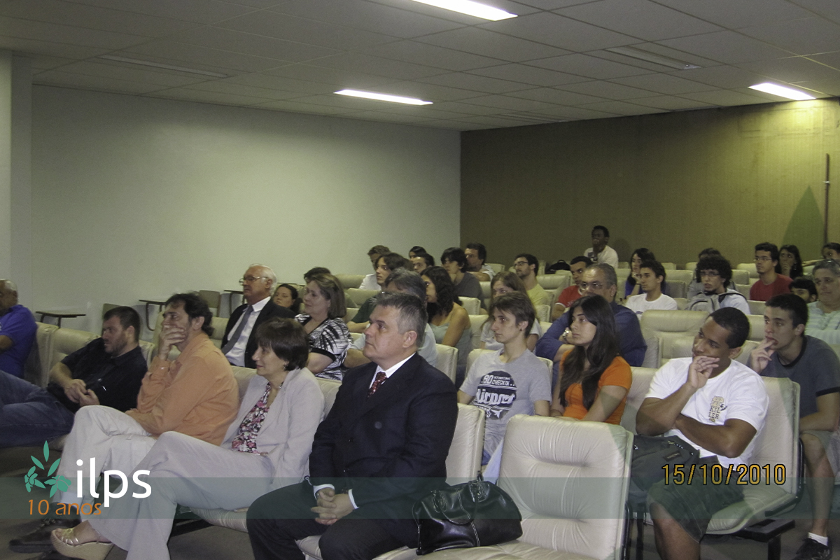 Um grupo de pessoas está sentado em uma sala com a palavra ilps no canto