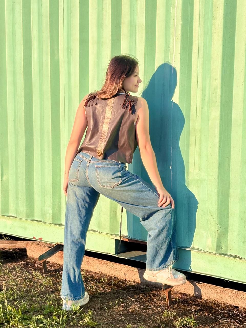 Botella de agua y plato con temática de Jurassic World. Ilustración de un raptor azul. Detalles en naranja y rojo.