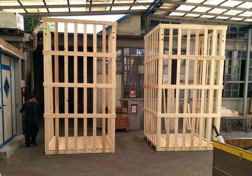due gabbie in legno per trasporto merci