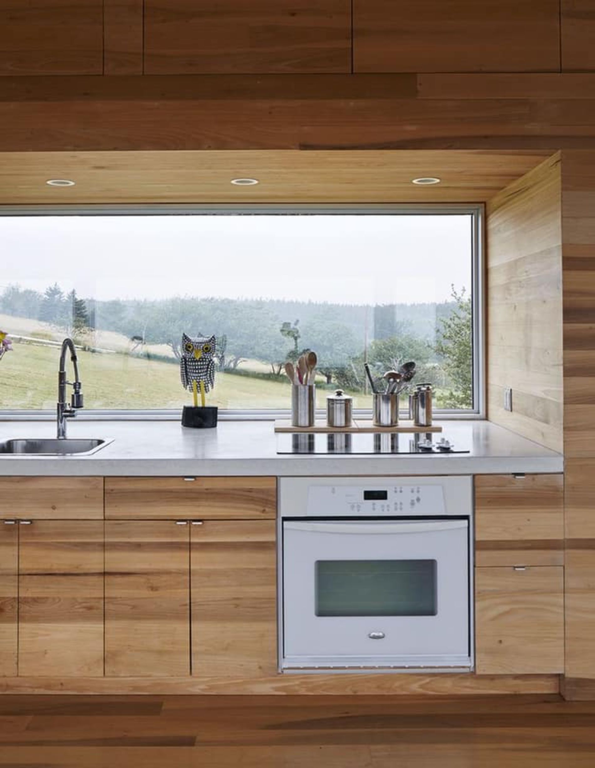 Vetrata panoramica a Roma installata in una cucina di legno