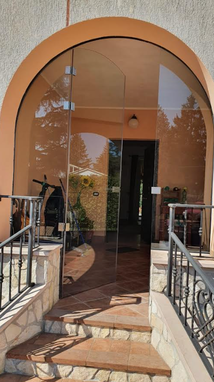 Portico all'ingresso con vetrate a pacchetto a Roma