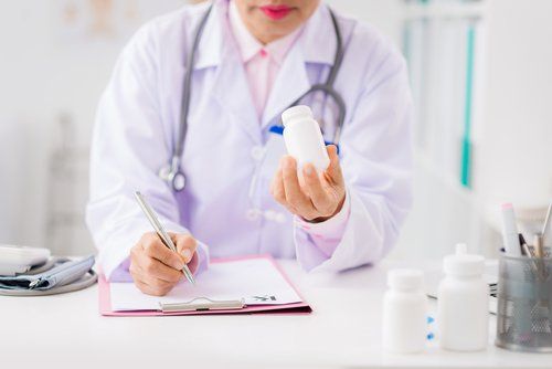 Medico che prescrive medicinale