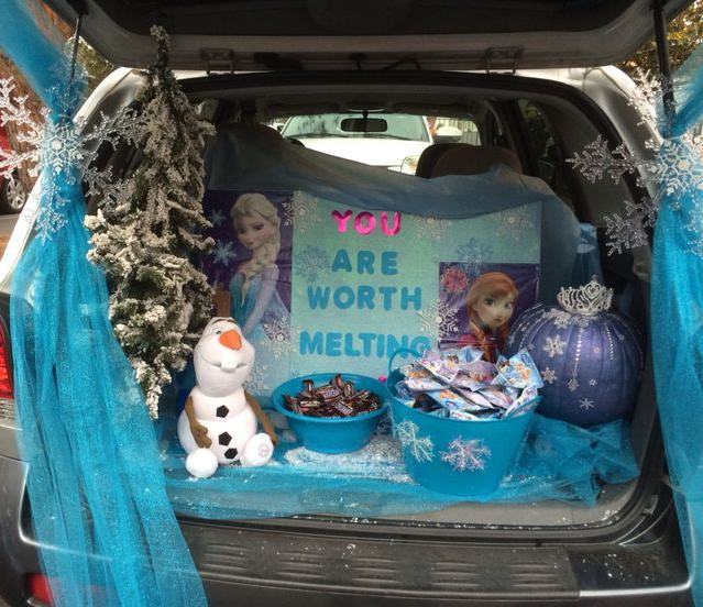 Movie Frozen themed trunk or treat