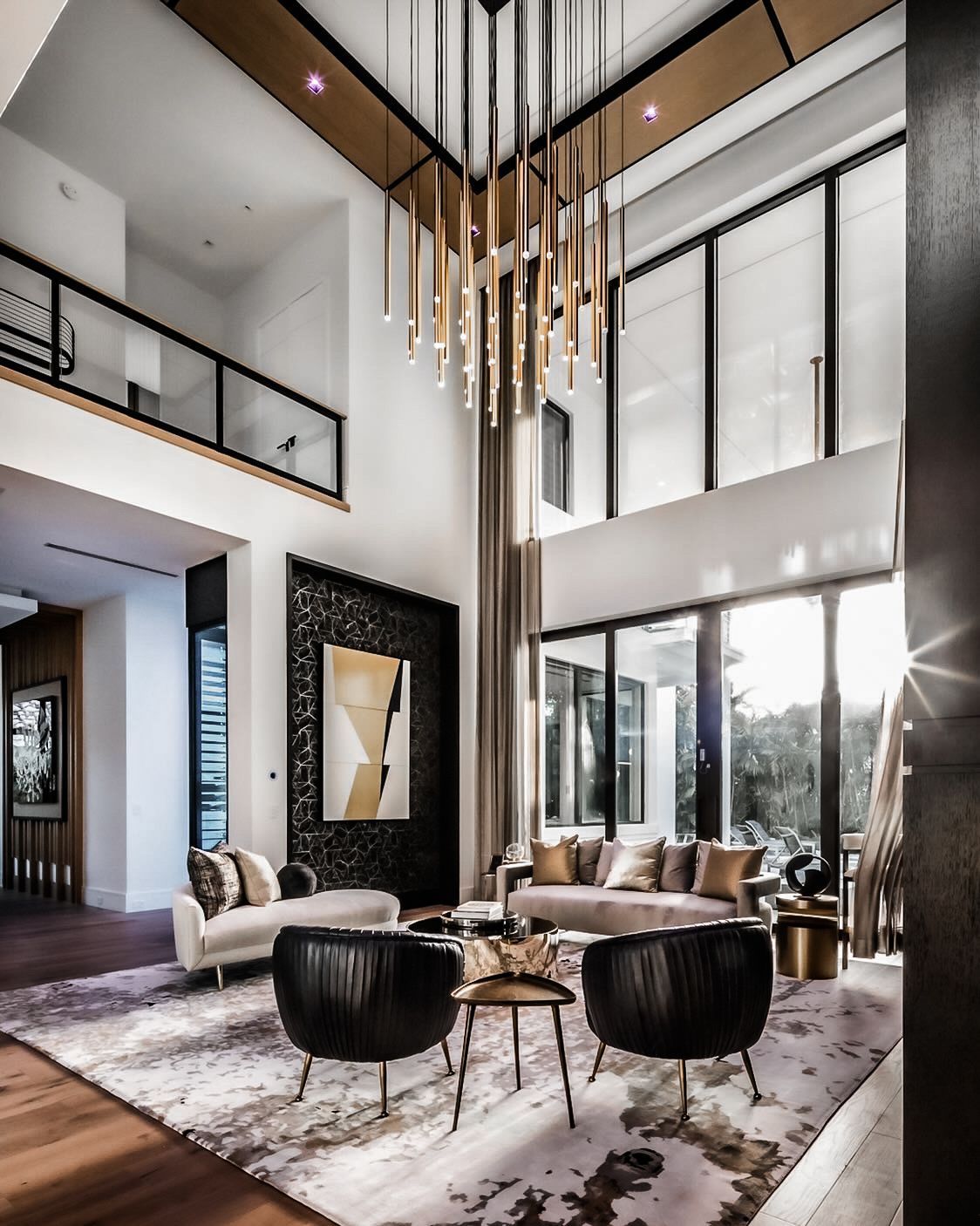 Un salon avec un canapé, des chaises et un lustre.