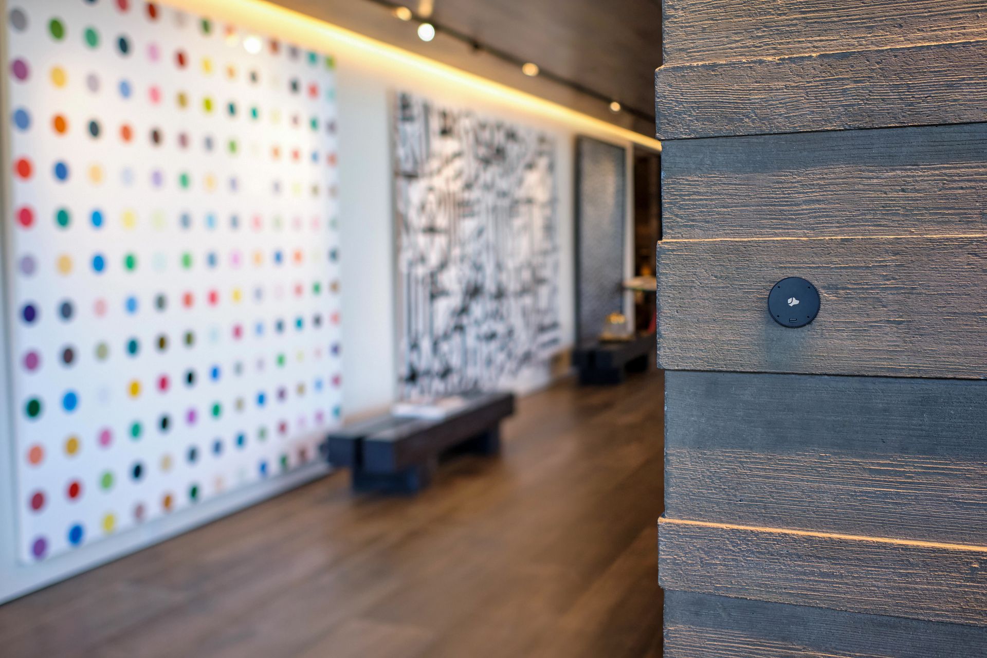 Un grand immeuble d'appartements avec beaucoup de fenêtres et de balcons