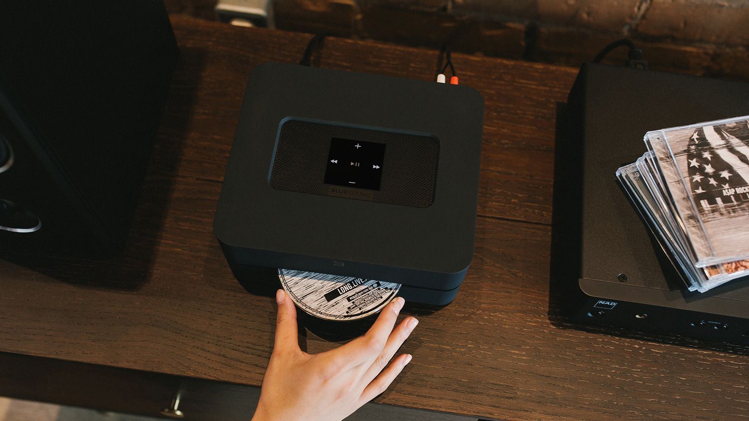 Une personne tient une tasse de café devant une machine à café.