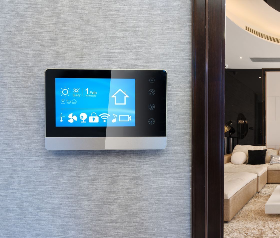 Un thermostat intelligent est monté sur un mur dans un salon
