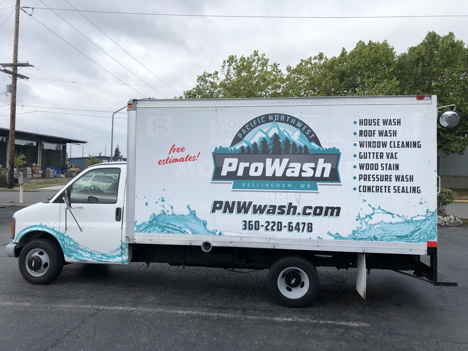 fleet vehicle vinyl graphics on a box truck